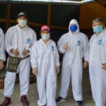 La viceprefecta Ximena Andrade (C ), recorre por el centro de La Troncal y comunidades rurales entregando alimentos y pidiendo que se queden en casa.(Cortesía)