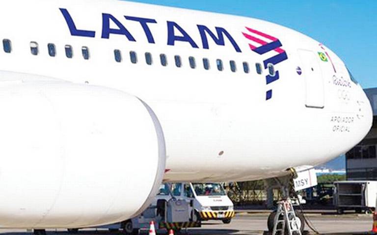 Latam extiende a mayo suspensión del 95 % de vuelos de pasajeros