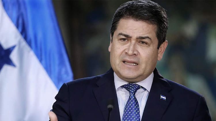 Población tendrá que aprender a vivir con COVID-19, dice presidente hondureño