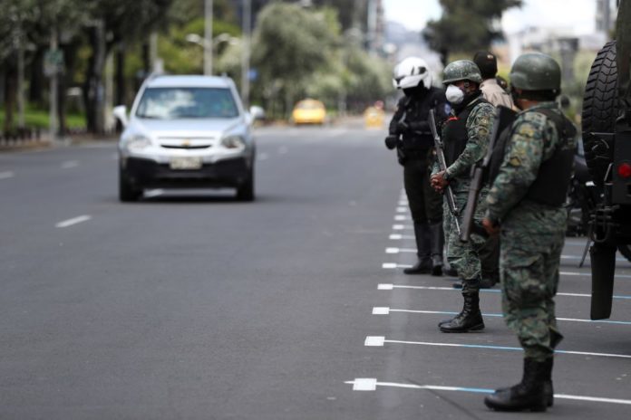 Militares resguardan las calles de la capital ecuatoriana