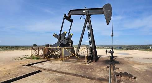 El petróleo de Texas sigue en caída: contratos de mayo en negativo y en junio bajan el 29 %