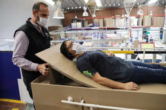 Empresa colombiana fabrica camas hospitalarias de cartón que se pueden convertir en ataúdes