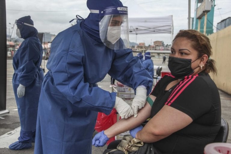 Más de 26.000 contagios y 1.063 fallecidos por COVID-19 en Ecuador