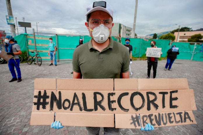 Estudiantes protestan en Ecuador contra recorte de presupuesto a universidad