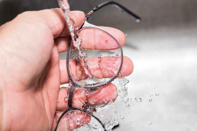 COVID-19: Limpiar las gafas y lentes es vital para reducir su contagio