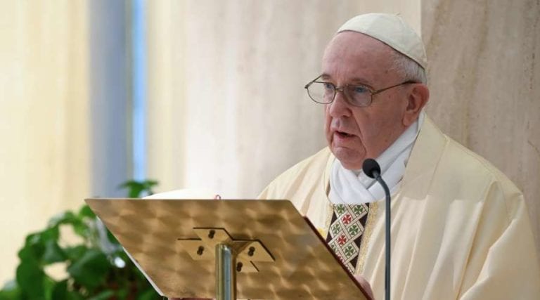El papa pide que pese a la pandemia no se olvide el drama de los migrantes