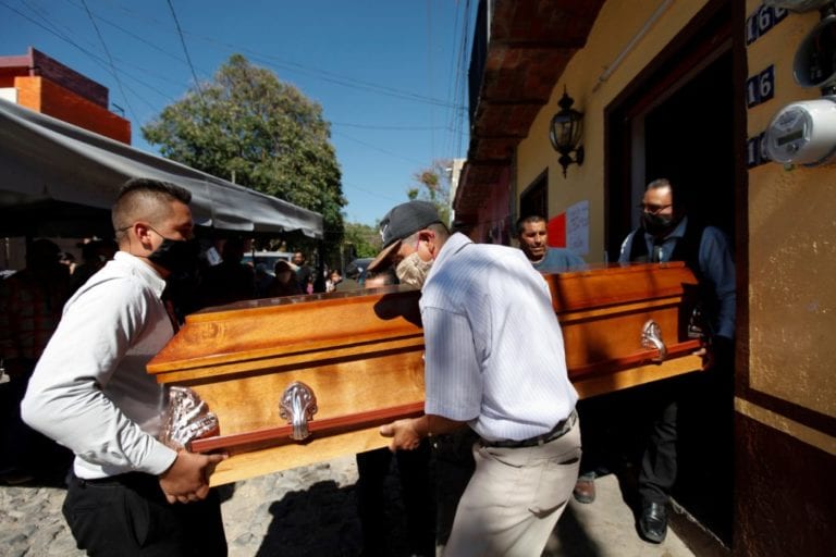 Mercado negro de alcohol mata a más de cien mexicanos en plena pandemia