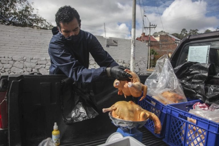 Edisson Meza emprende con la venta de pollos en plena pandemia