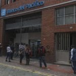 Los bancos privados atenderán de manera presencial solo en las oficinas con horario diferido durante el feriado de noviembre.