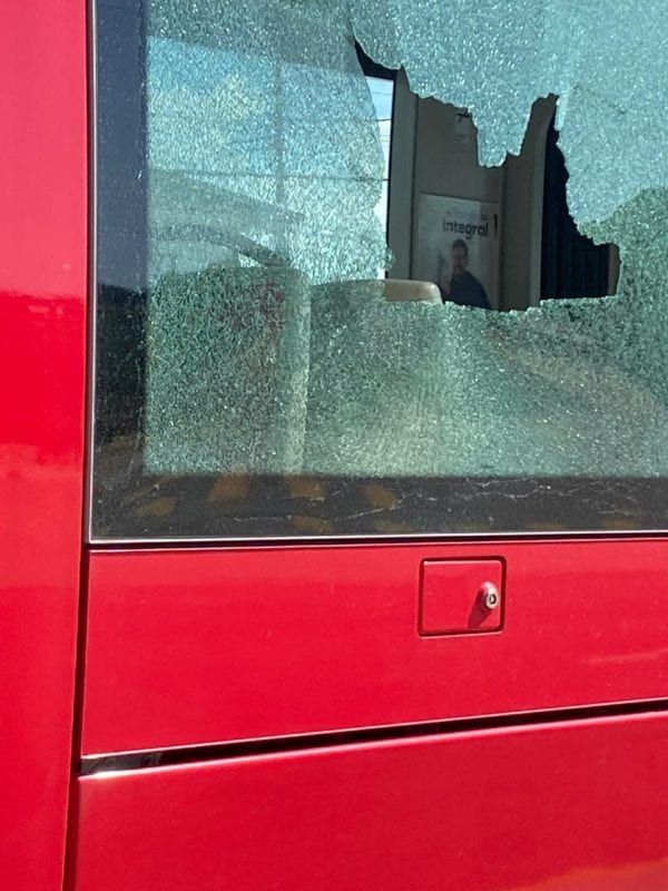 Un ventanal del tranvía resultó roto por el impacto de una piedra.
