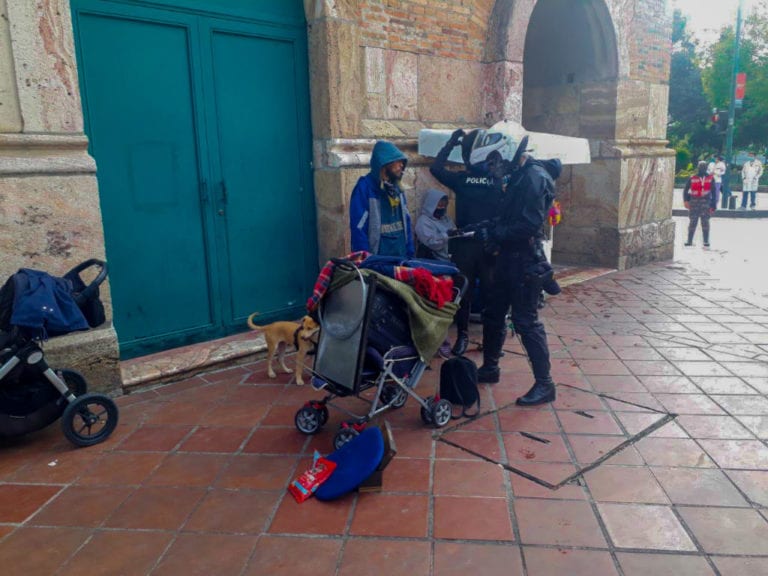 La Policía Nacional decomisó armas blancas a un indigente en el centro de Cuenca