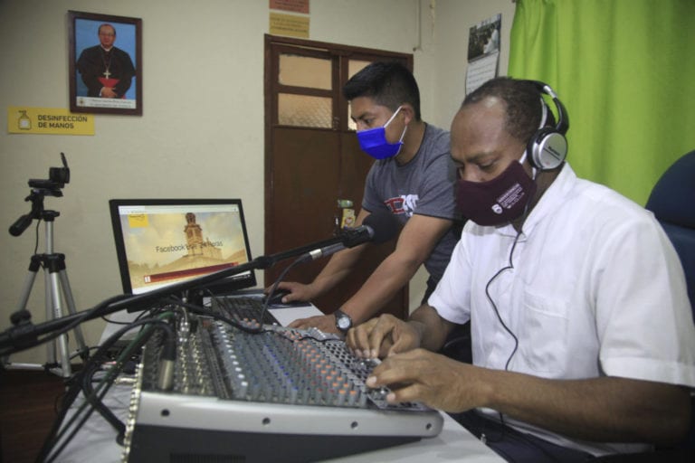 La parroquia Sayausí se une a través de la radio online