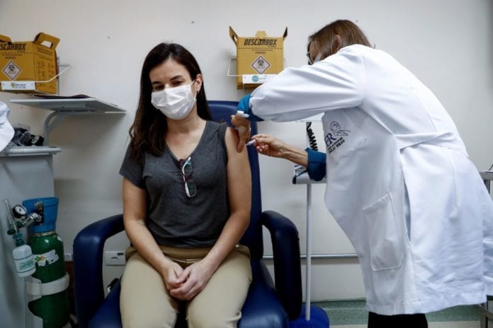 Brasil retomará las pruebas de la vacuna británica de AstraZeneca y Oxford