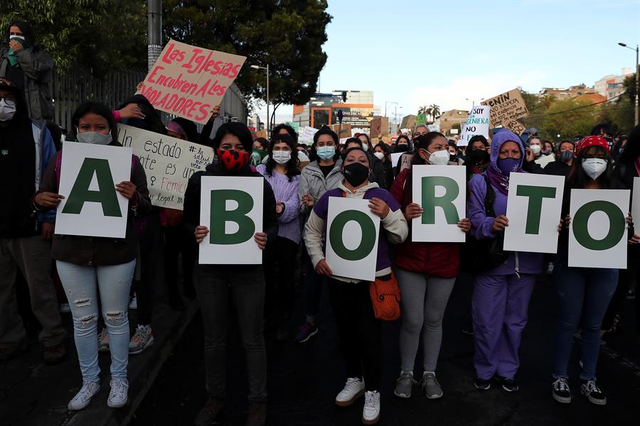 Mujeres ecuatorianas exigen despenalizar el aborto y critican unión Iglesia- Estado - Diario El Mercurio