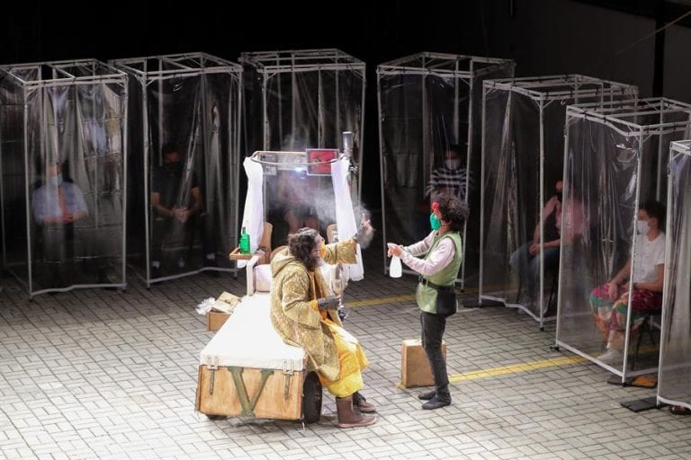 El teatro vuelve a Sao Paulo con cabinas de plástico para sus espectadores