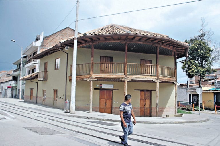 En los centros culturales de Cuenca se comparte internet para estudiantes