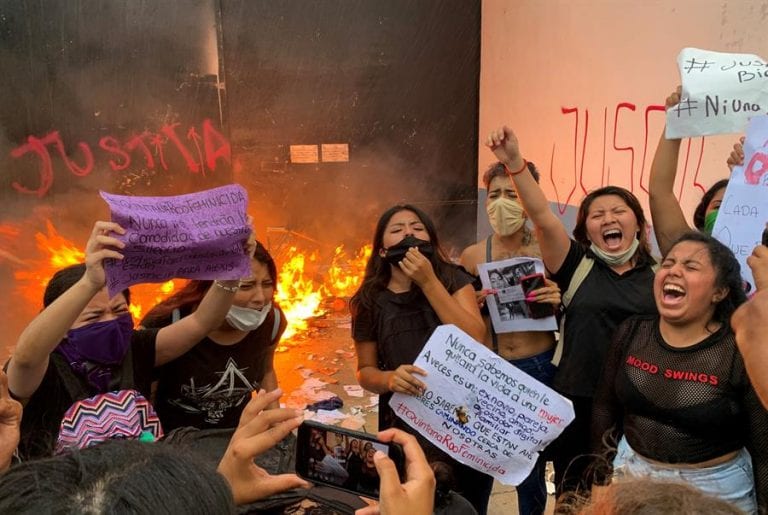 Policía reprime con disparos protesta feminista en Cancún dejando heridos