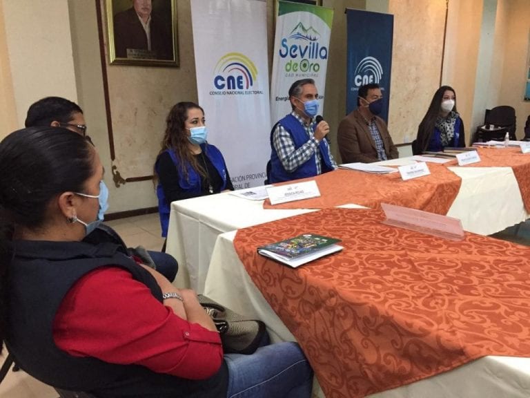 CNE de Azuay se reúne con alcaldes azuayos