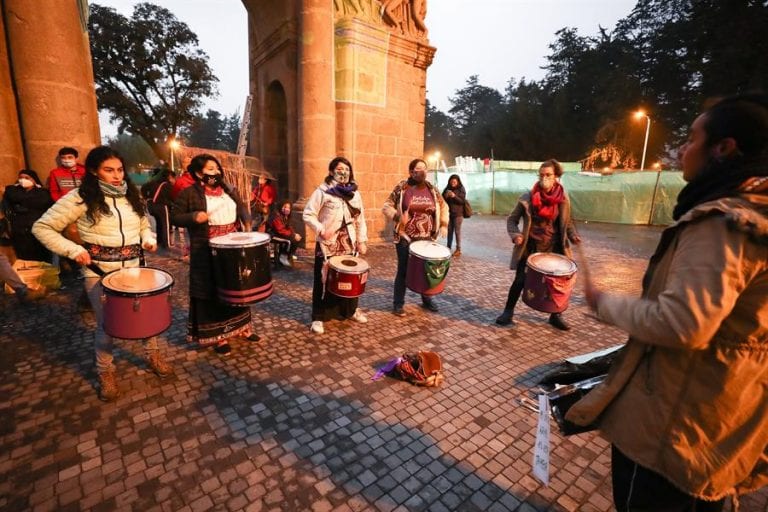 Un ritual sonoro busca que no se olvide a víctimas de femicidio en Ecuador