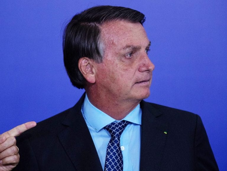 Bolsonaro dice que «amedrentan» con la covid-19 y exige «no ser maricas»