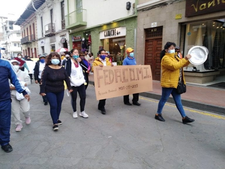 Con una marcha, los comerciantes minoristas de Cuenca piden autorización  para  las ventas de temporada