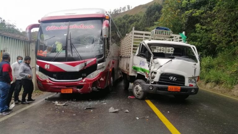 Un choque entre un camión y un bus ocurrió en la vía Malacatos-Loja
