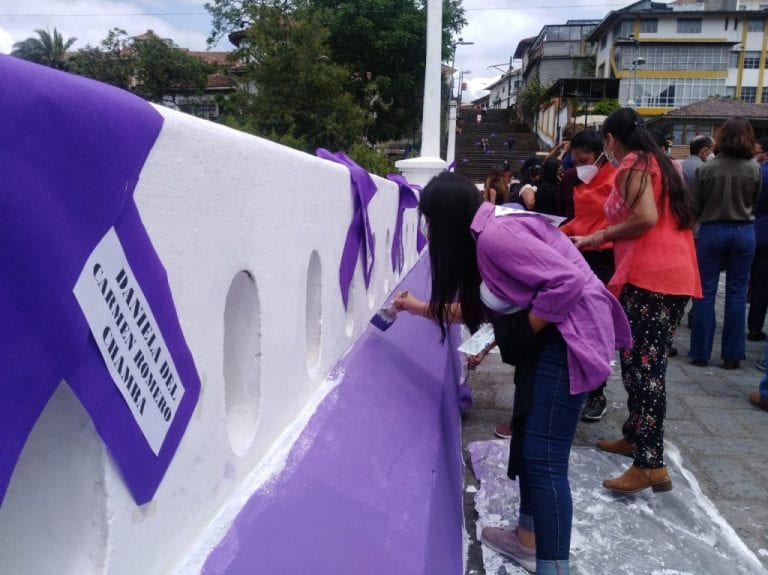 La consigna «Vivas nos queremos» se toma el puente Mariano Moreno en el Día de la No Violencia a la Mujer