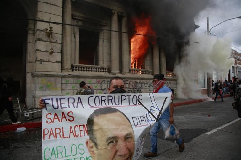 Cientos de manifestantes toman el Congreso de Guatemala y le prenden fuego