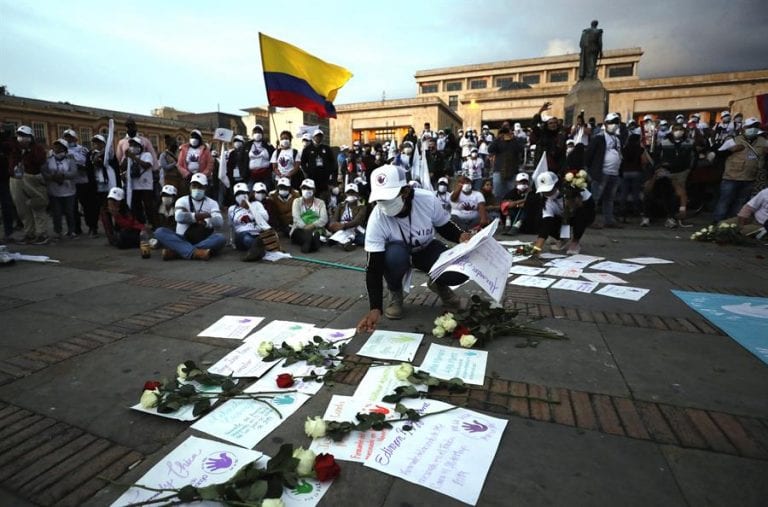 De blanco, los desmovilizados de FARC reclaman justicia y piden seguridad