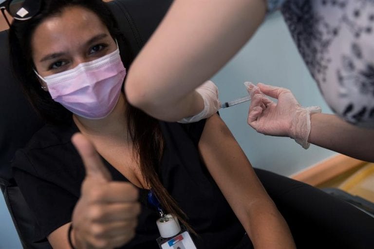 Chile, con la cifra más alta de casos en 5 meses y las vacunas llegan al sur