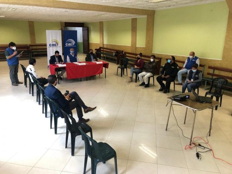 El CNE de Azuay se reunió con los 15 municipios