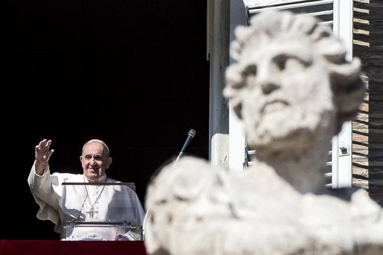El papa dice que pandemia agravó crisis climática, alimentaria y migratoria