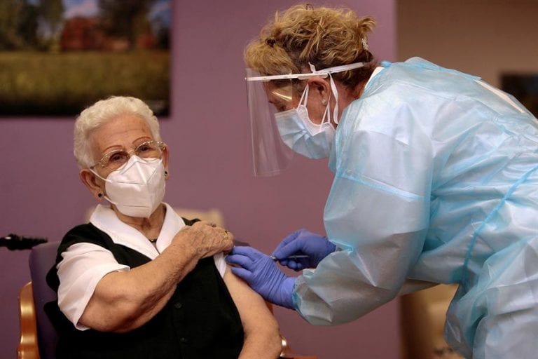 Con las primeras vacunas España inicia el principio del fin de la pandemia