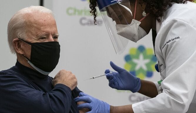 Biden recibe la vacuna de la covid en público: No hay nada de qué preocuparse