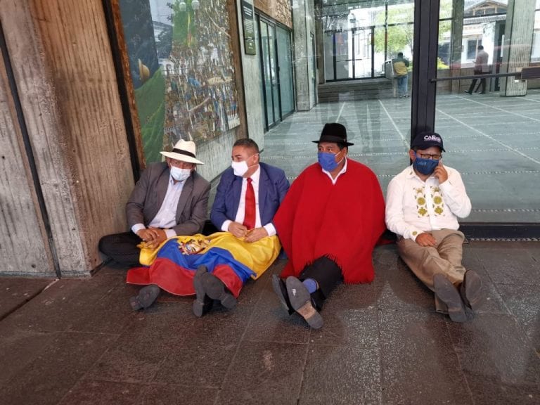 Cuatro alcaldes del país se declaran en huelga de hambre tras no ser atendidos por el Gobierno