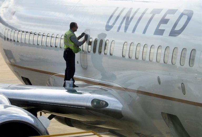 United Airlines transporta vacunas contra la covid-19 en aviones de pasajeros