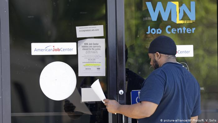 Las peticiones de ayuda por desempleo caen en EE.UU., pero se mantienen altas