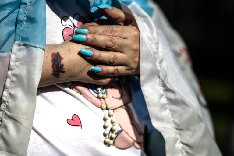 Iglesia católica critica la «febril obsesión» por aprobar aborto en Argentina