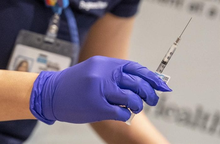 EE.UU. empieza a administrar la vacuna de Moderna en “ofensiva” contra covid-19