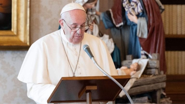 El papa no presidirá la misa de fin de año por una «dolorosa ciática»