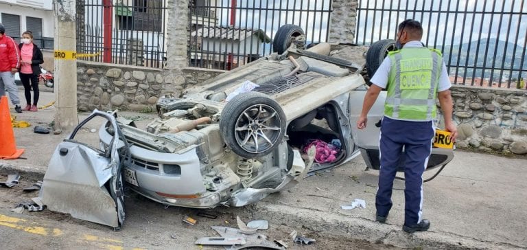 Tras choque, auto cae en otro  carril de circulación de avenida De Las Américas