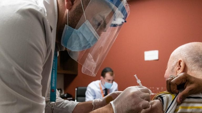 Nueva York abre centros para vacunar de covid-19 las 24 horas