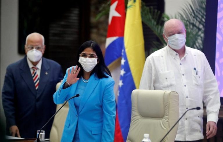 La vicepresidenta de Venezuela llega a Cuba para presentar la Ley Antibloqueo