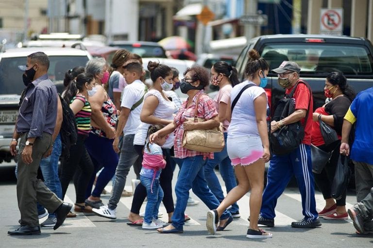 Ecuador vuelve a superar los mil casos en un día y suma 218.385 positivos