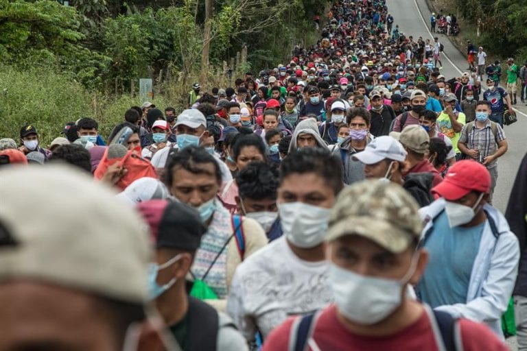 Caravana migrante hondureña esquiva obstáculos y camina con rumbo a EE.UU.