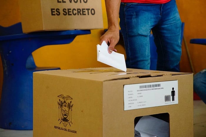 Descartarán todo tipo de comercio fuera de recintos electorales en Ecuador