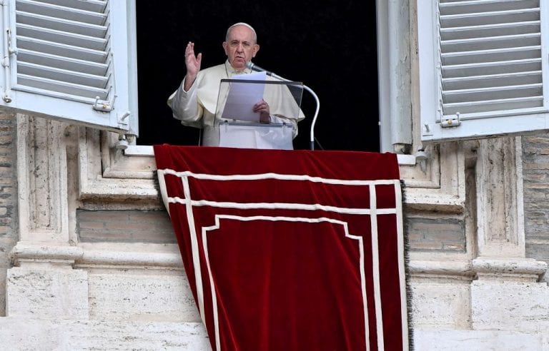 Papa pide a religiosos no perder el sentido del humor y huir de los chismes