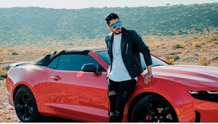 El cantante quiteño Alejandro Olmos promociona su sencillo «Ya para qué»