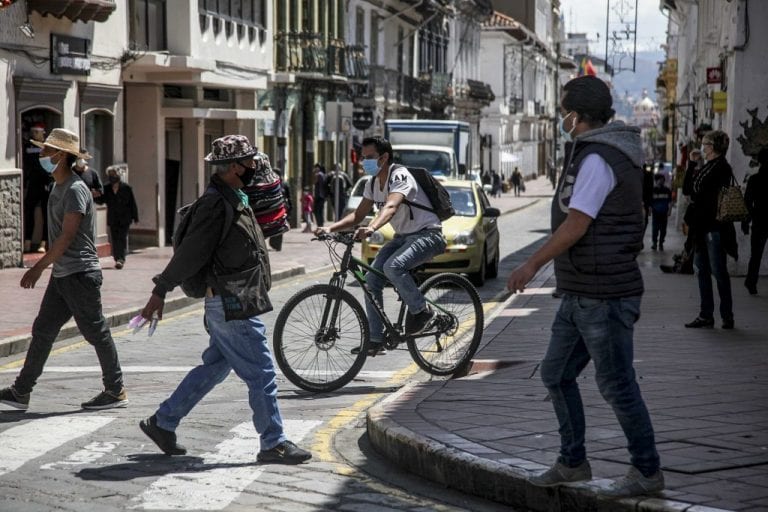 Ecuador registra más de 2.000 nuevos positivos y roza los 15.000 fallecidos