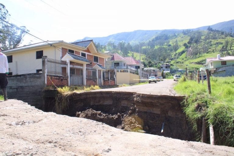 Colapso de tramo vial aísla a 12 comunidades de Girón